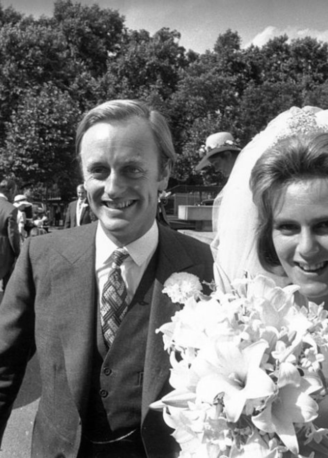  هل حضر أفراد من العائلة المالكة حفل الزفاف الأول لدوقة كورنوال لضمان إبعادها عن حياة الأمير تشارلز؟