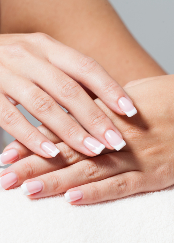 خلطات طبيعية لتنظيف الاظافر وتلميعها.