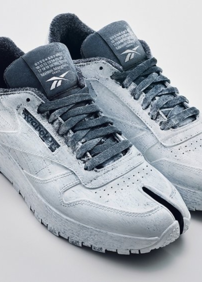 Maison Margiela وReebok تطلقان حذاءً فريداً Classic Leather Tabi in bianchetto