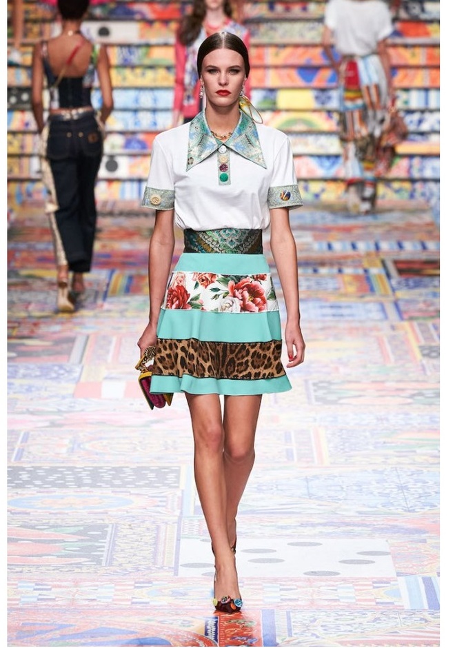 التنورة الميني بمزيج نقشة الورود والنمر مع الأزرق من Dolce & Gabbana 