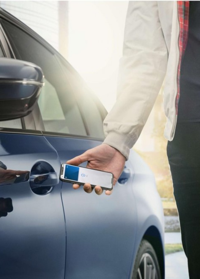 BMW  تحول الهاتف الذكي إلى مفتاح للسيارة