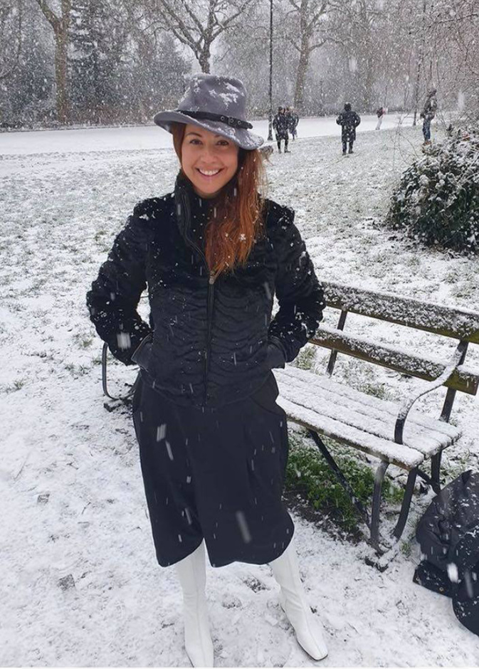 صور اطلالة ريا ابي راشد الاخيرة أنيقة وكاجوال وسط الثلج