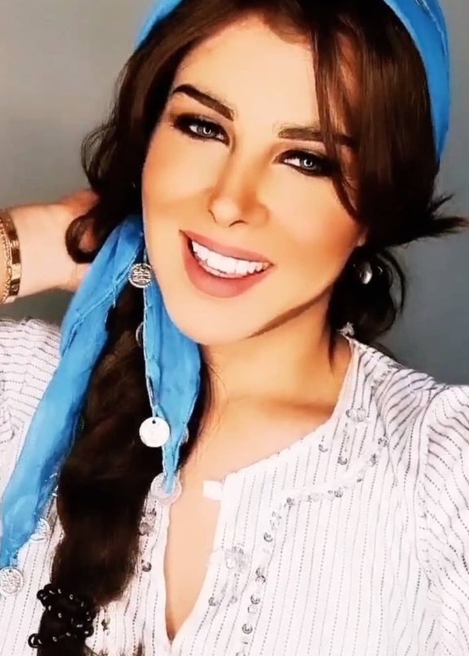 خبيرة مكياج عراقية تتحول لنسخة عن الفنانات بينهن نانسي عجرم