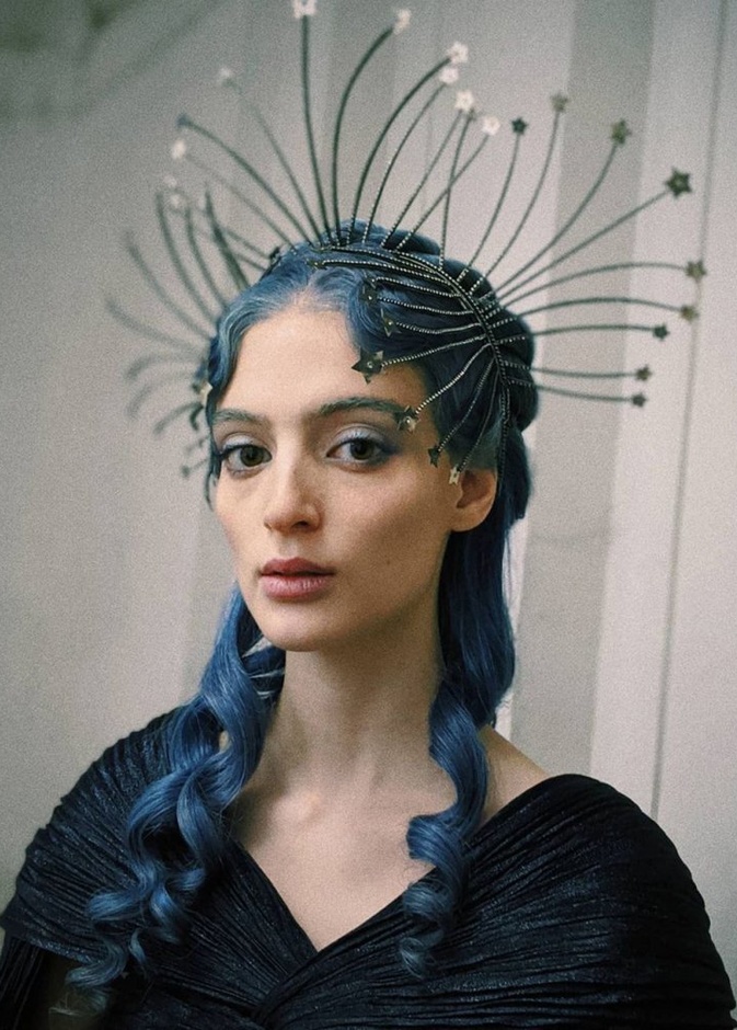 تسريحات شعر ويفي عريض في عرض ديور للهوت كوتور في ربيع 2021