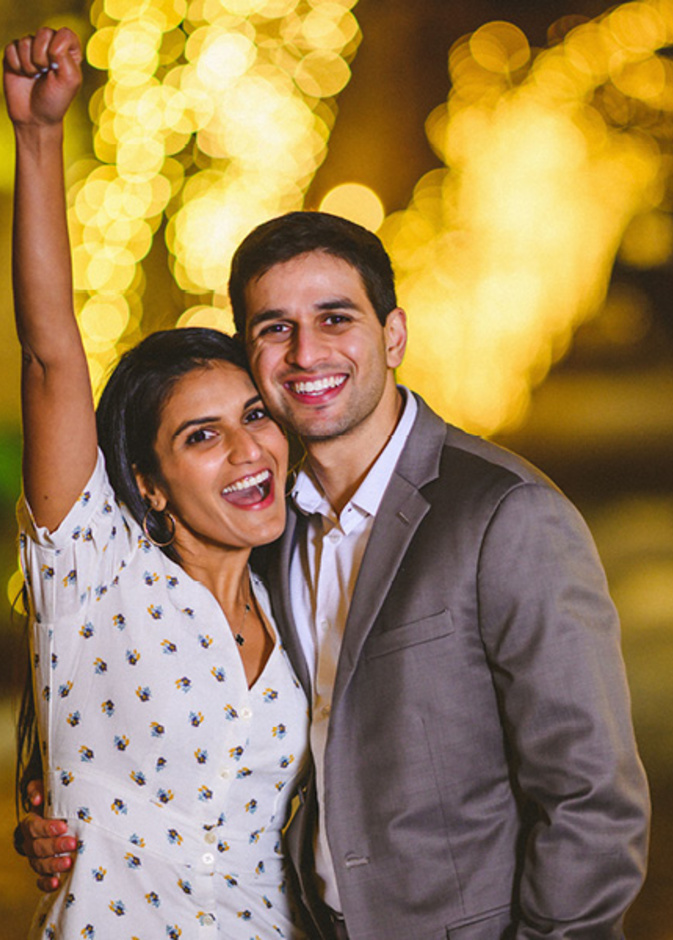  طبيب طوارئ يفاجئ صديقته بعرض زواج رومانسي