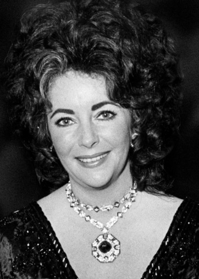  اليزابيث تايلور بقلادة علامة بولغري