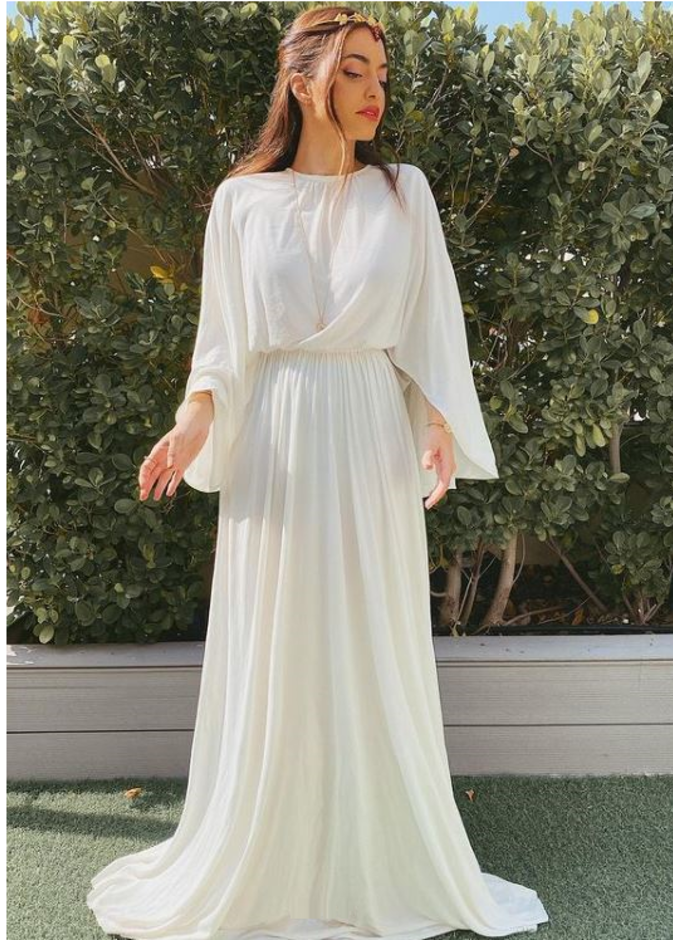 كارين وازن بدت ساحرة بالفستان الأبيض الماكسي مع الأكسسوار الذي زيّن شعرها