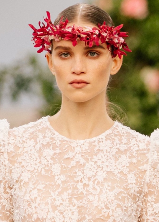 مكياج برونزي واكسسوارات شعر الورود موضة 2021 في عرض شانيل للهوت كوتور