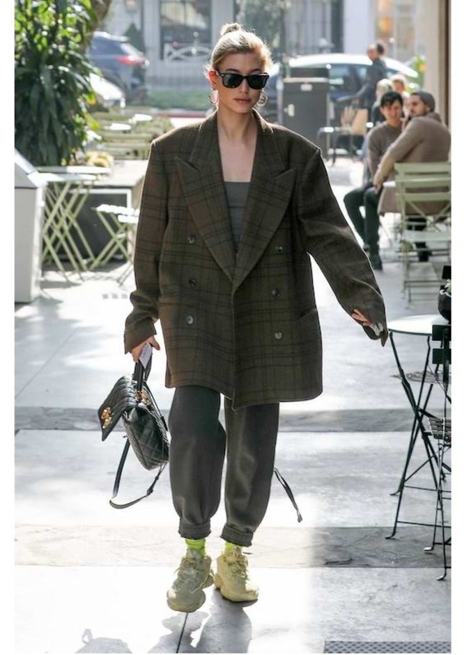 بلوز اوفر سايز باللون البيج نسقتها هايلي بالدوين مع الجينز