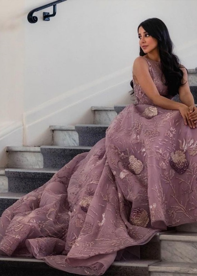 موديلات فساتين سهرة مزخرفة وبنفسجية مستوحاة من اطلالات اسيل عمران