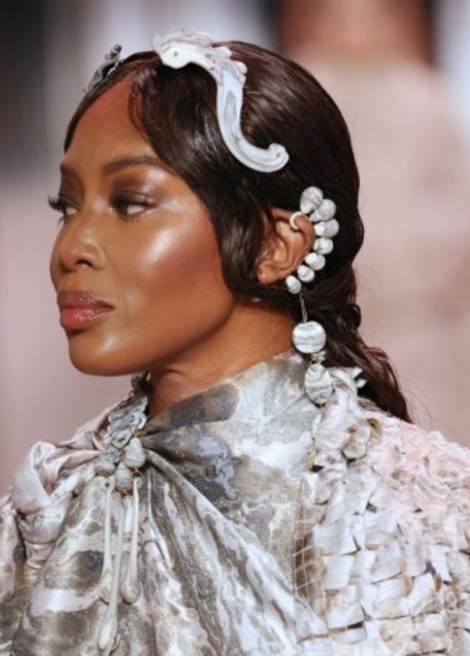  ابرز صيحات جمالية لربيع 2021 مع اكسسوارات الشعر البراقة من دار Fendi 2021