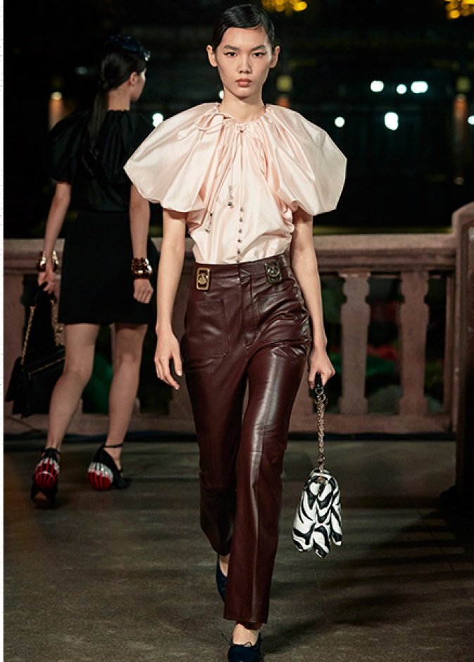 موضة الاكمام المنفوخة مع التوبات اللماعة من دار Lanvin