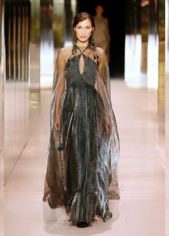 بيلا حديد في عرض أزياء فندي خلال أسبوع الهوت كوتور في باريس 2021