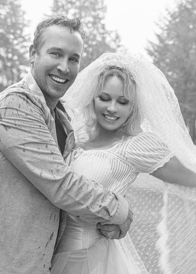 باميلا أندرسون وزوجها