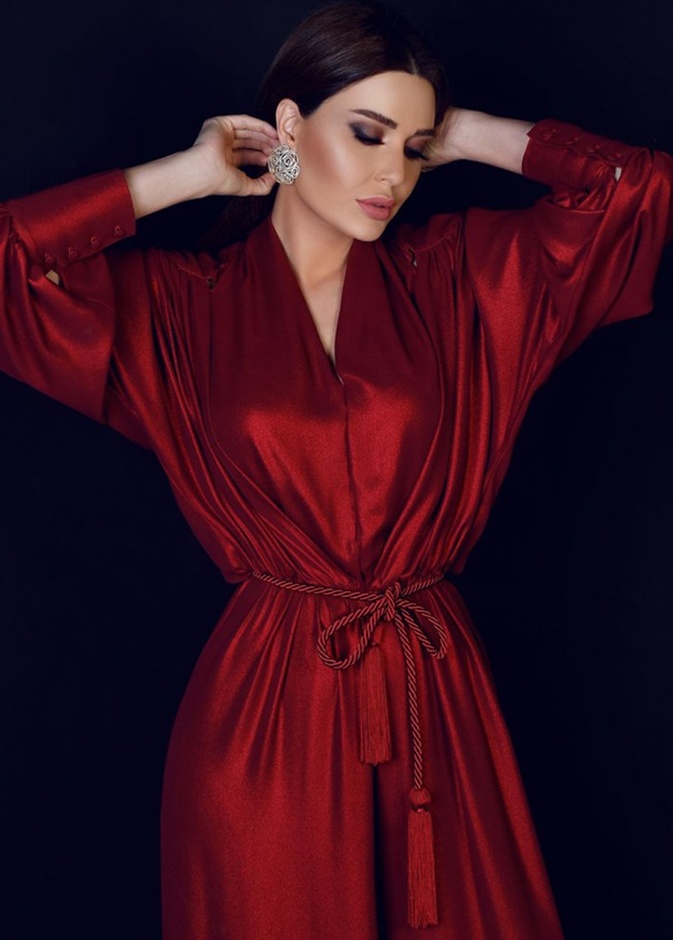 طرق ارتداء موضة الحزام المترابطة مع الشراريب من اطلالات سيرين عبدالنور