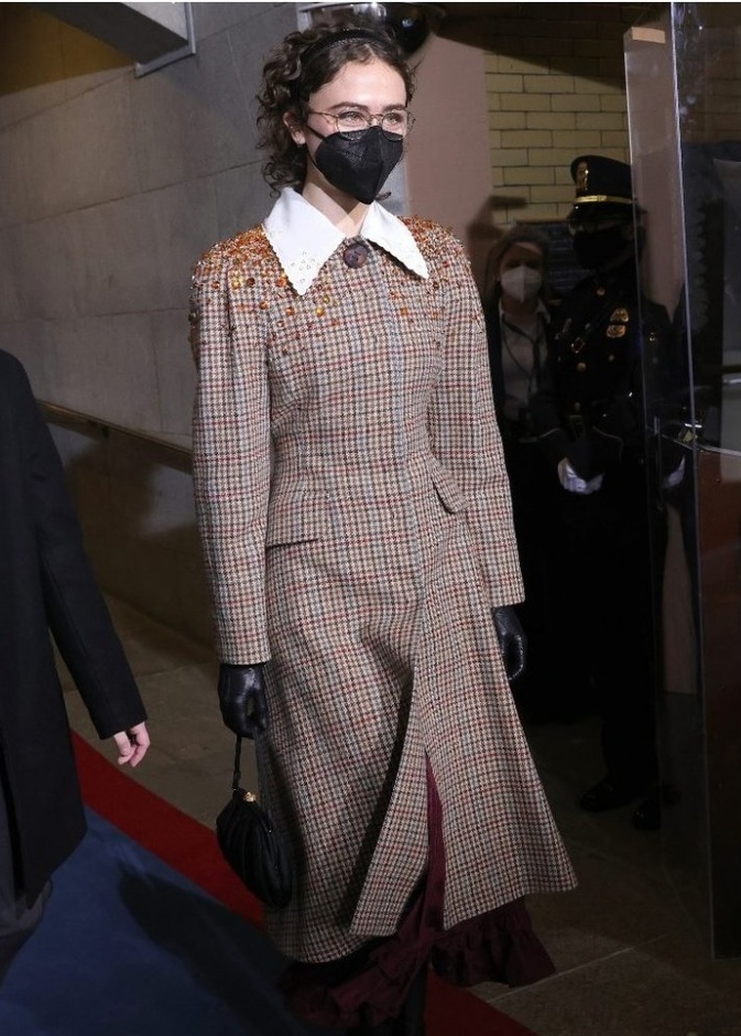 إيلا إمهوف توقّع صفقة عرض أزياء كبيرة بعدما خطفت الأنظار في حفل تنصيب بايدن