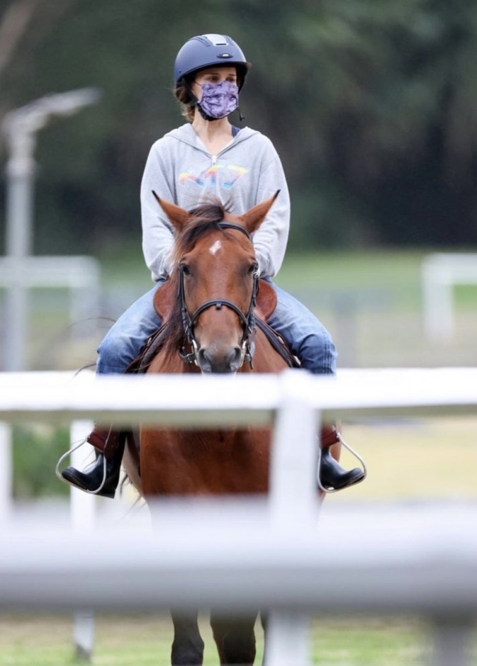 ناتالي بورتمان تقضي وقتها بتعلم ركوب الخيل