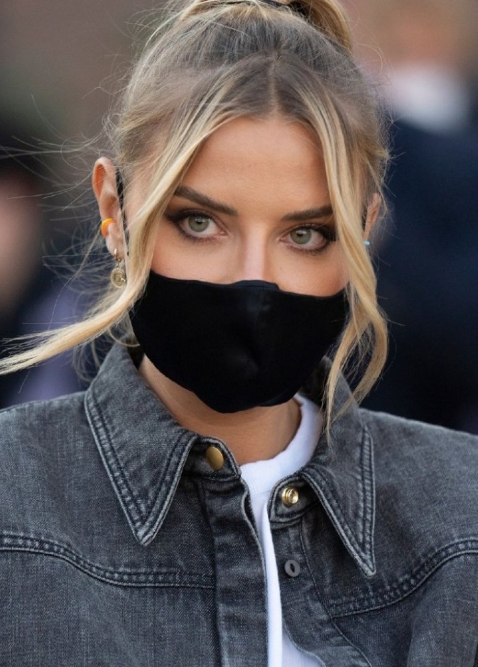 رسمات مكياج ملفتة مع خطوط الايلاينر الرفيعة تناسب الكمامة