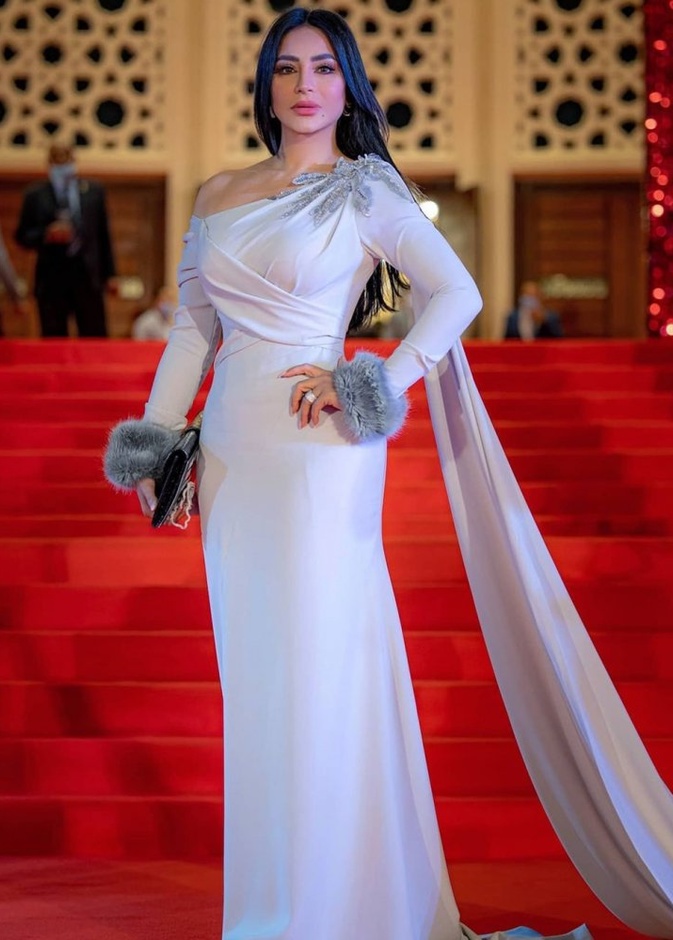 موديلات فساتين سهرة بأكمام جريئة من وحي اطلالات لجين عمران