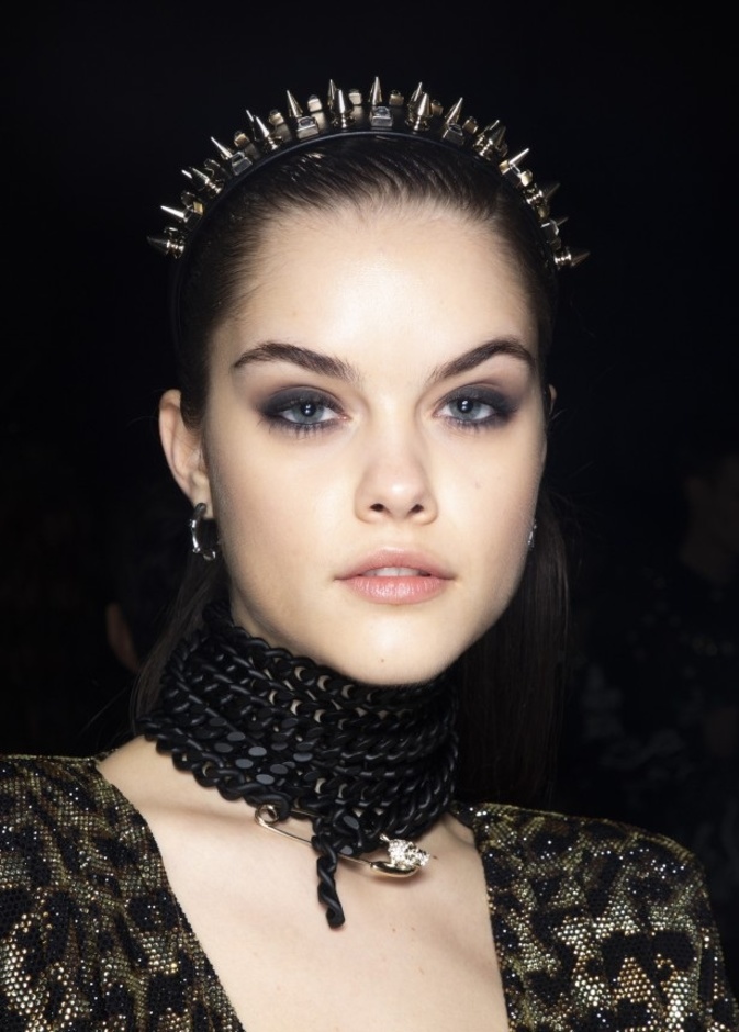 طرق مختلفة لتطبيق مكياج عيون بارز مع احمر الشفاه النيود