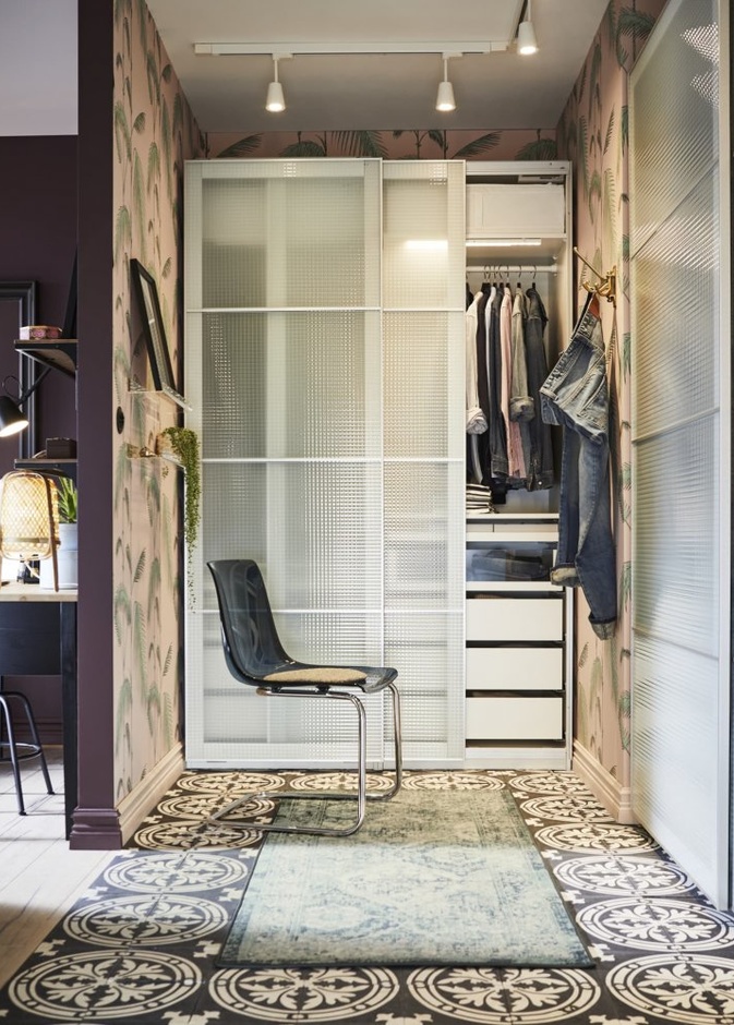ديكور مميز لمساحة الخزانة في غرف النوم العصرية