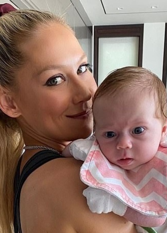 آنا كورنيكوفا وطفلتها