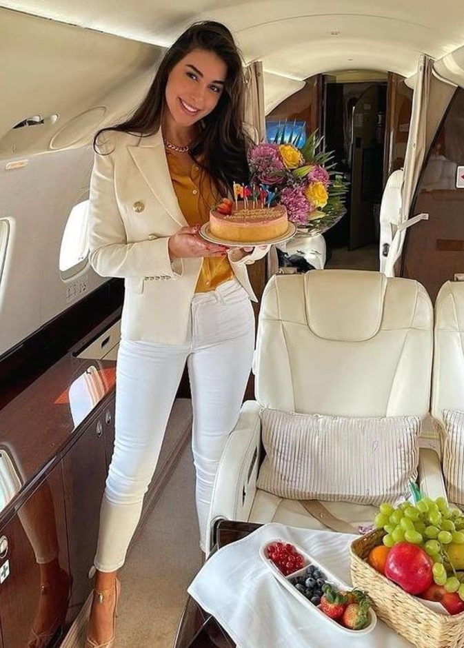 البليزر الأوف وايت من Balmain مع القميص الحريري وسروال دنيم بقصة ضيّقة