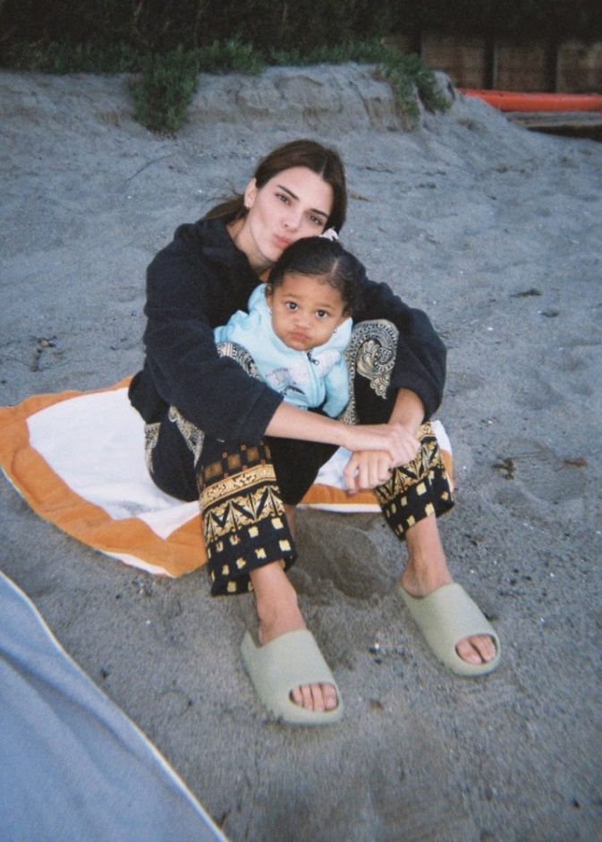 كيندال جينر برفقة ابنة اختها ستورمي بمناسبة عيد ميلادها الثالث