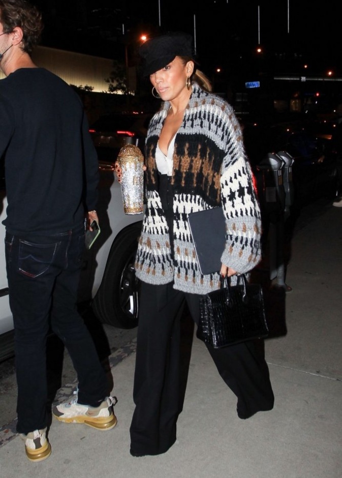 اطلالات كاجوال شتوية للصبايا من وحي جينيفر لوبيز