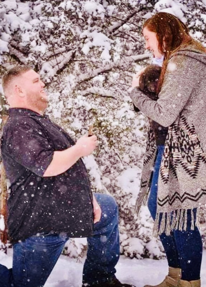 كلب لابرادور ريتريفر يشارك في تقديم طلب بالزواج