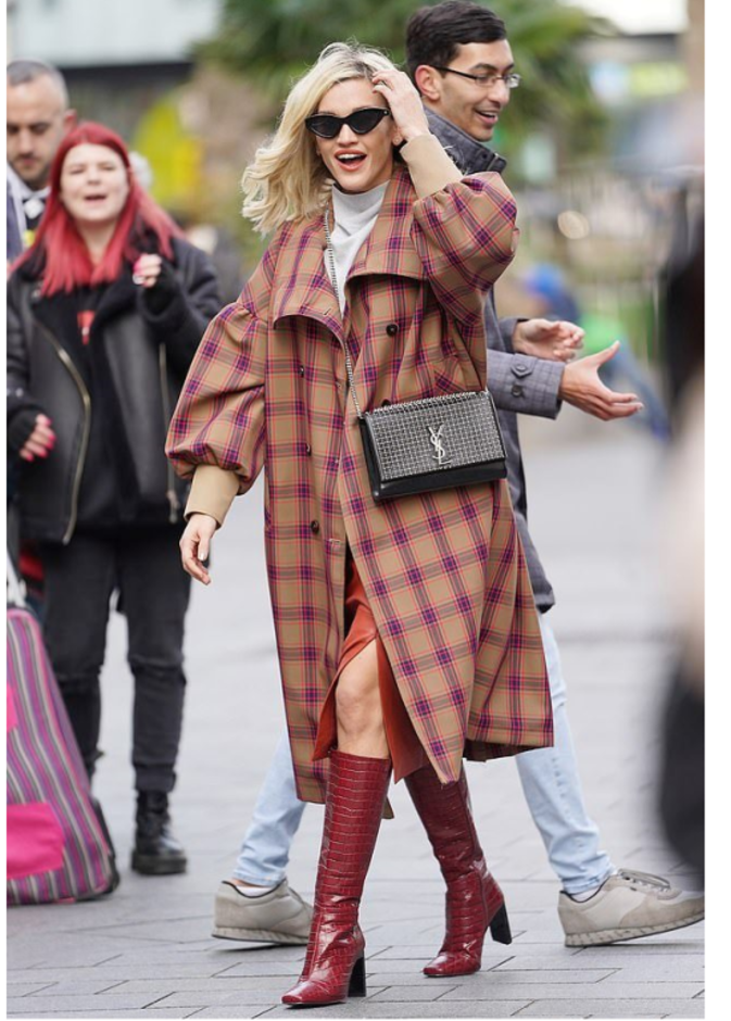 بدت آشلي أنيقة للغاية خلال إعتمادها أفكار تنسيق المعطف بنقشة المربعات