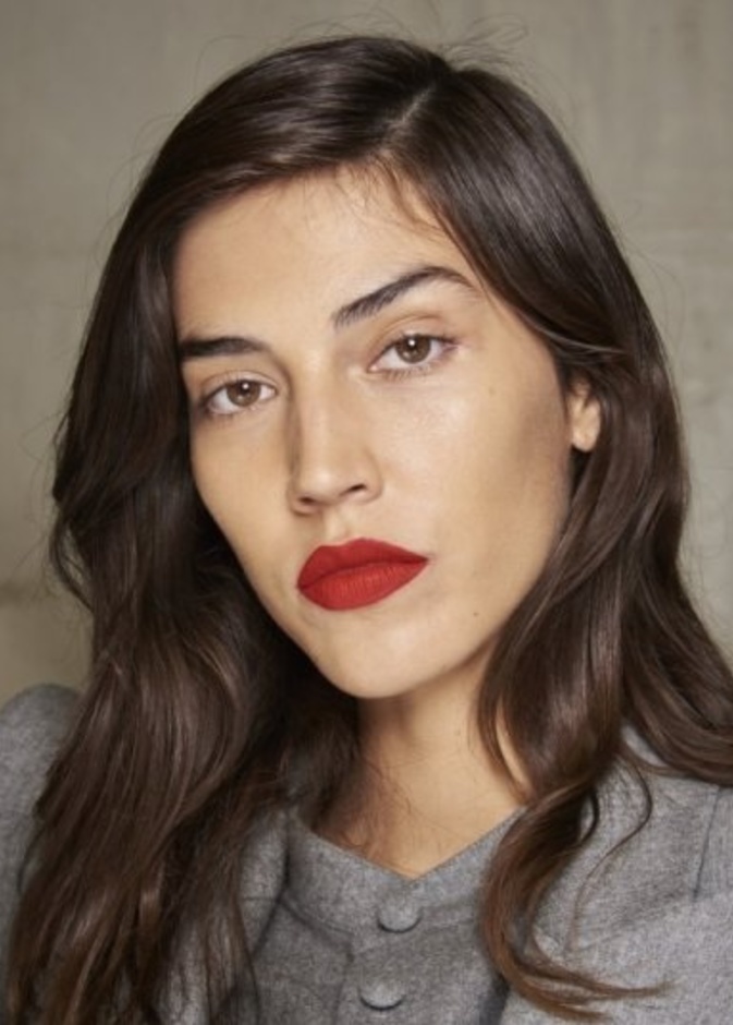 مكياج ناعم مع الشفاه الحمراء القوية ليوم الحب من Balmain 2021