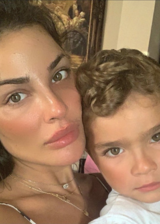 نادين نسيب نجيم بصورة جديدة مع ابنها الصغير جوفاني