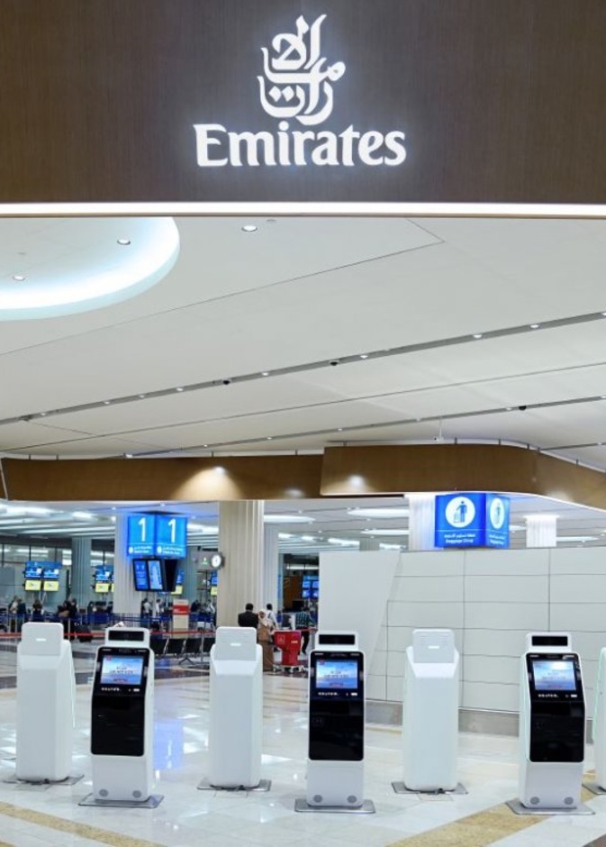 أكشاك إجراءات السفر بدون تلامس لركاب طيران الإمارات في دبي