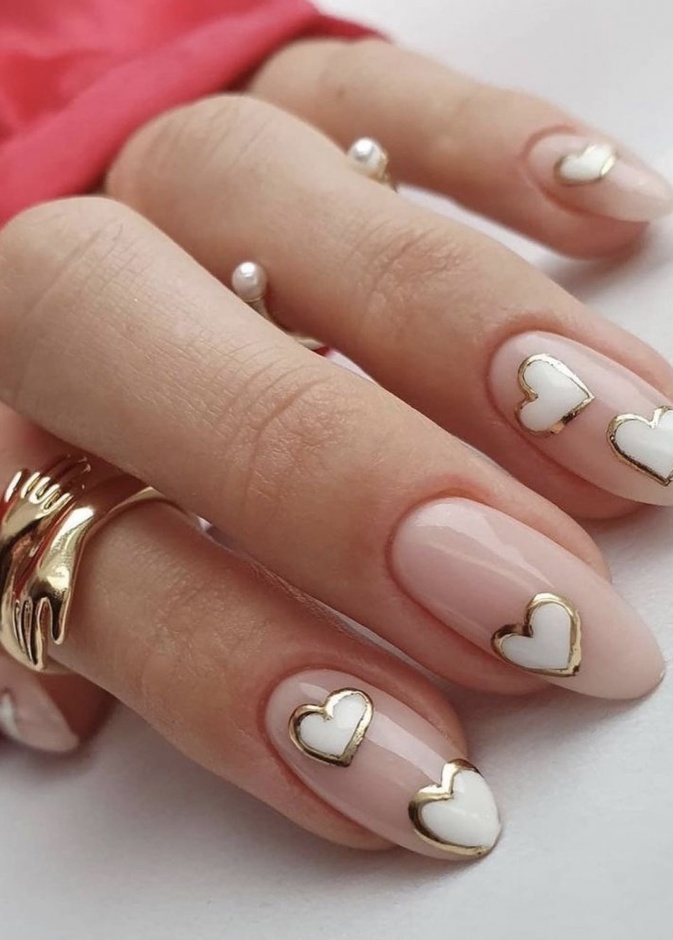 مناكير مع قلوب بيضاء بإطار ذهبي أحدث رسومات الأظافر ليوم الحب