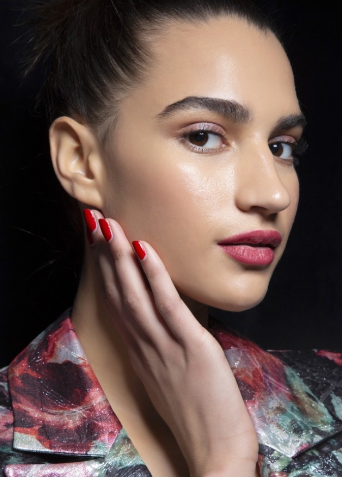 اعتماد ألوان أحمر الشفاه بدرجات الوردي