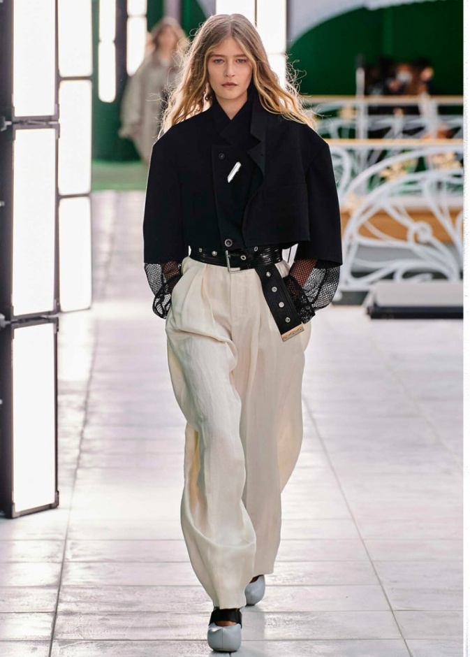 اطلالات باللون الاسود والابيض لدوام العمل من Louis Vuitton