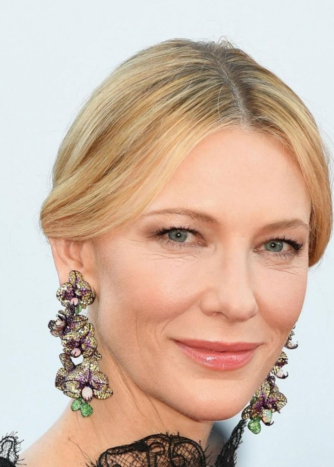  كيت بلانشيت فاتنة بأقراط الأحجار الكريمة من شوبارد Chopard