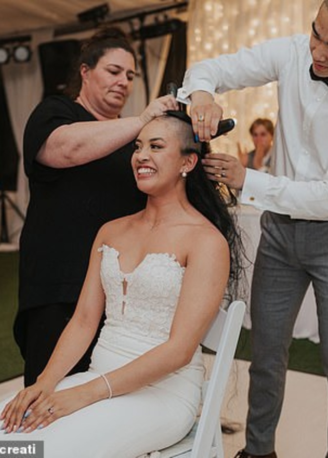 عروس تتضامن مع والدتها المصابة بالسرطان