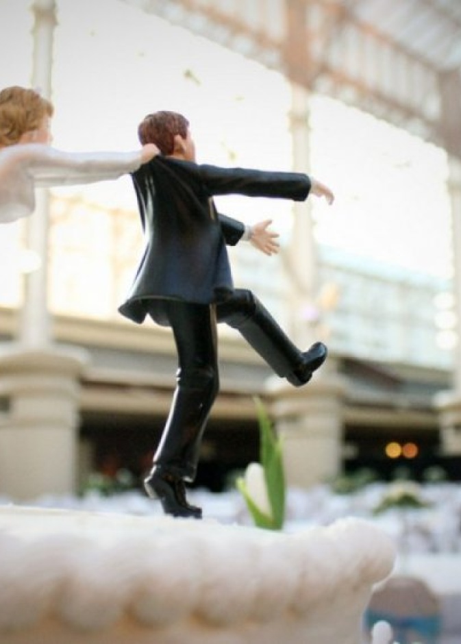 عريس عربي يهرب من عروسه فور رؤيتها في المطار