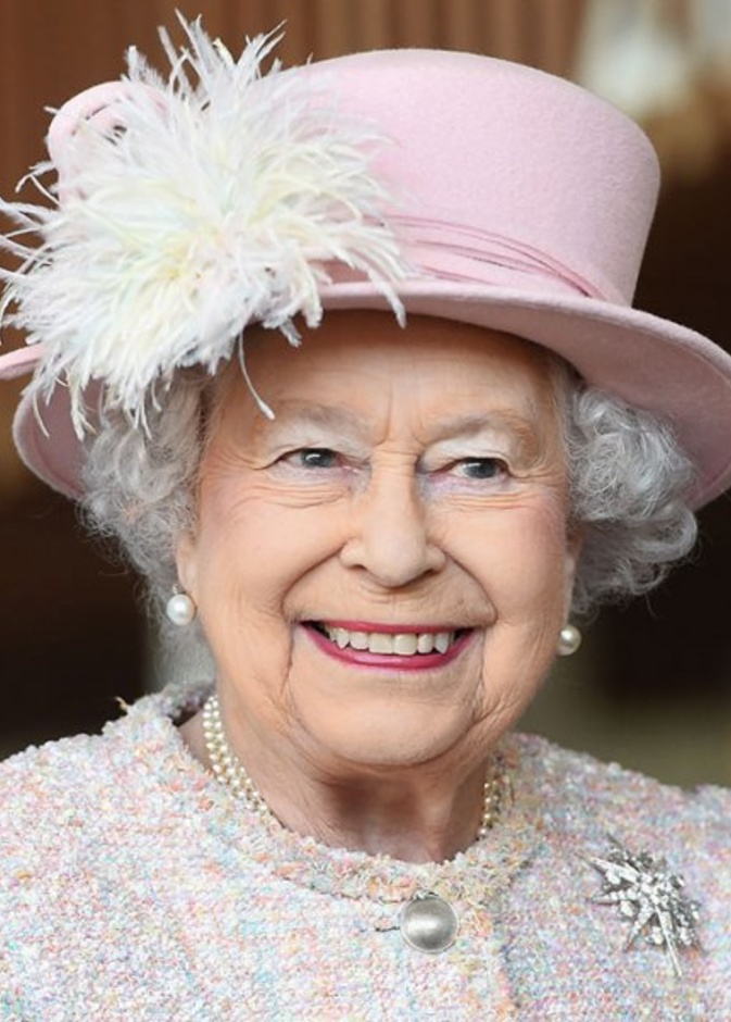 ملكة بريطانيا تختار عميل سابق في المخابرات لمنصب كبير أمناء البلاط