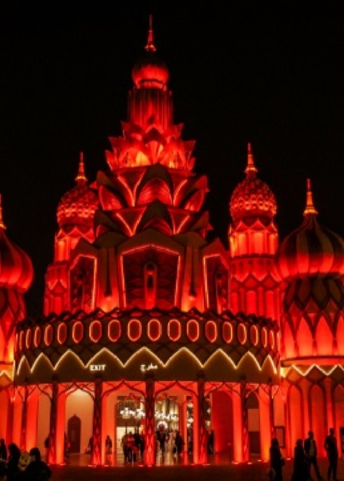 القرية العالمية تتزين باللون الأحمر إحتفالا بمسبار الأمل - المصدر الإمارات - لا شيء مستحيل