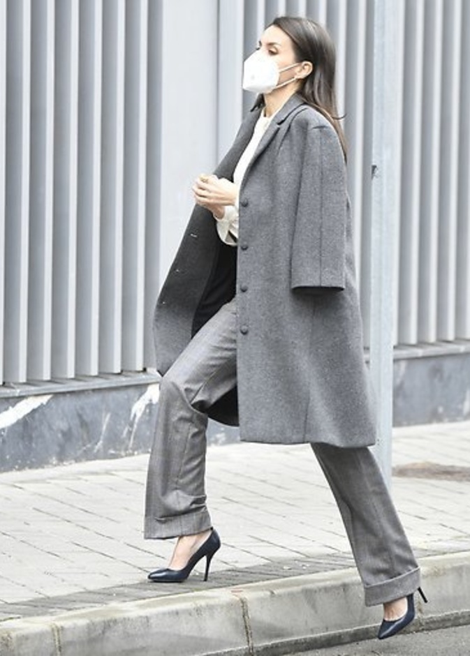 ظهرت الملكة ليتيزيا في المؤتمر بإطلالة عمل أنيقة وكانت ترتدي معطف رمادي أنيق مصنوع من التويد