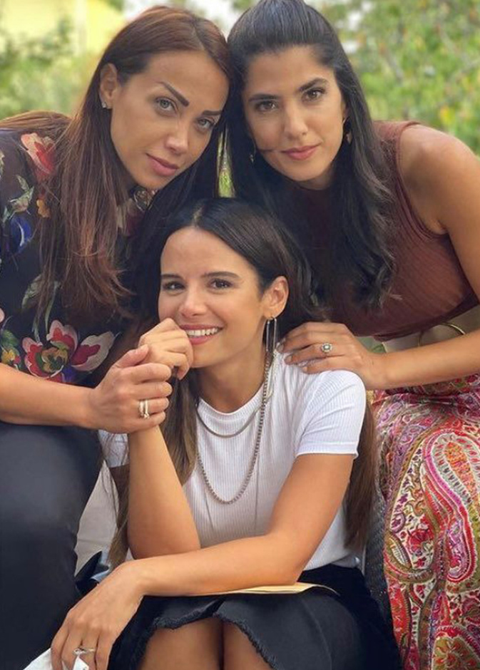 اطلالات كارمن بصيبص وصديقاتها في مسلسل عروس بيروت