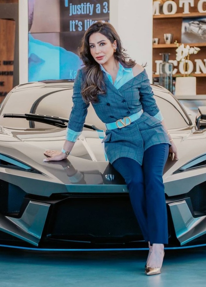 لجين عمران عاشقة للسيارات الرياضية