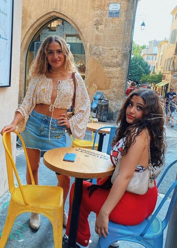 كينزي وجنى بإطلالة صيفية جريئة