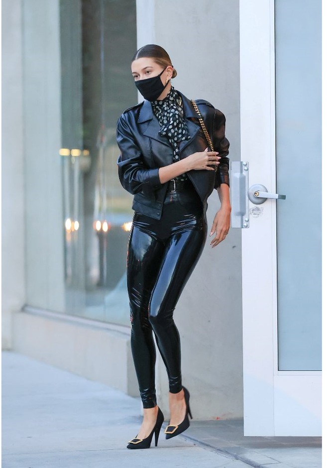 تألقت من خلال تنسيق البنطلون الجلد مع التوب بنقشة البولكا دوت والجاكيت الجلد