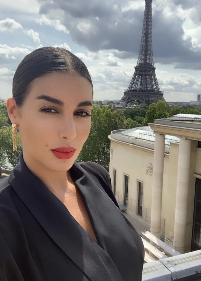 ياسمين صبري تستمتع بأجواء باريس الرائعة في أحدث صورها