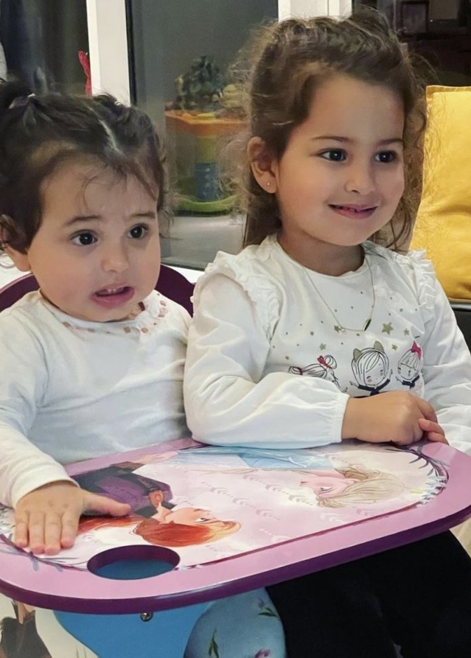 صورة لطيفة جداً نشرها وسام بريدي لابنتيه بيلا وصوفيا