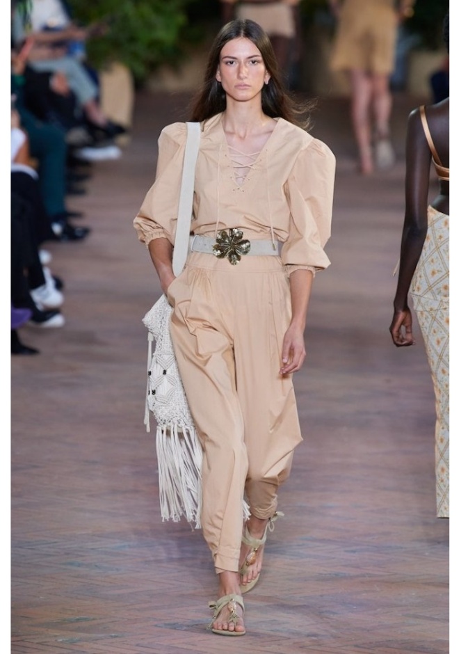 الشورت والقميص باطلالة شبابية بالبيج من Alberta Ferretti  